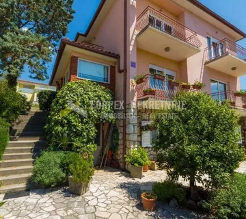 Novi Vinodolski Kuća Sa Tri Kata U Centru Grada I Okućnicom
