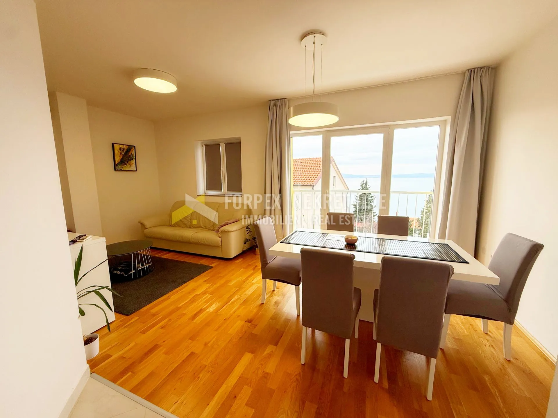 NOVI VINODOLSKI-STAN SA DVIJE SPAVAĆE SOBE 300 METARA OD MORA - cover