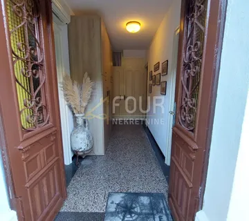 Mali Lošinj - centar, dvije kamene starine blizu mora