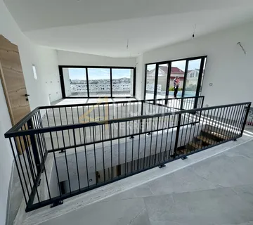 Dalmacija, Vodice, moderna novogradnja s bazenom