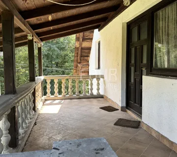 Tounj - okolica, samostojeća kuća 200m2, terasa, balkon