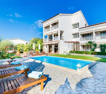 Otok Krk, Malinska, kuća s bazenom i 9 apartmana - Malinska, Malinska-Dubašnica