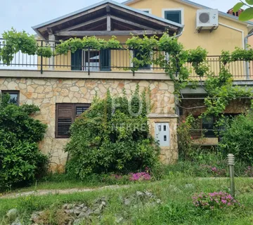 Istra, Pula, dvije kuće, bazen, 4 garaže, velika okućnica