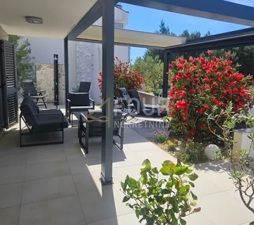 Šibenik, Vodice, dvojna kuća s 2 stambene jedinice