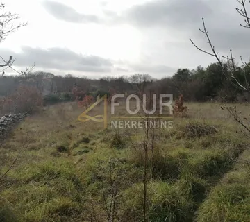 Istra, Marčana, zemljište 3.830m2 od čega je 2.330m2 građevinsko