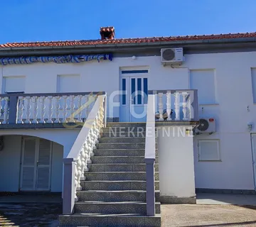 Jadranovo, samostojeća kuća s 3 apartmana - Jadranovo, Crikvenica
