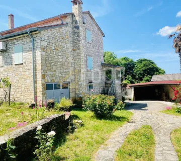 Istra, Višnjan - okolica, adaptirana istarska ruralna kuća s velikom okućnicom