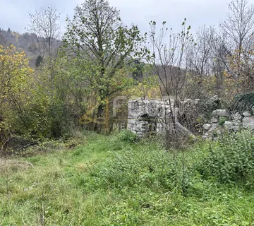 Gorski kotar, Brod Moravice, građevinsko zemljište s ruševinom - cover