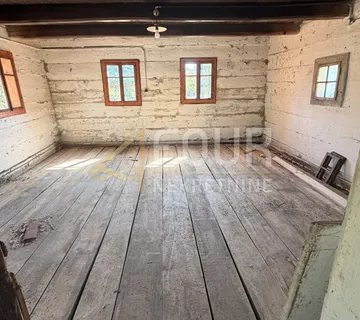 Tounj, samostojeća kuća + pomoćni objekt, velika okućnica