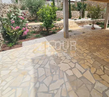 Cres - centar, u naravi dvojna kuća 131.88m2, okućnica 104m2 - cover
