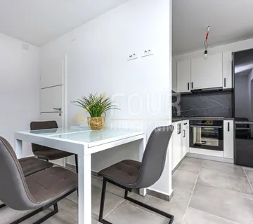 Crikvenica, 63.88m2, 3-sobni, adaptiran stan, lođa i balkon - cover