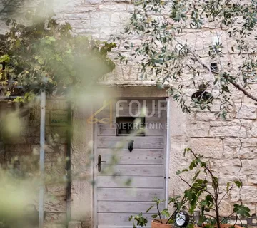 Istra, Tinjan, prekrasno imanje, dvije kamene kuće s bazenom