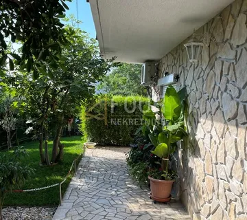 Selce, kvalitetna kuća s 3 stana, 200m od mora - Selce, Crikvenica