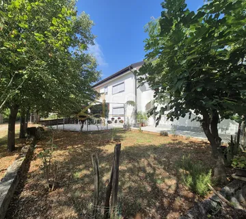 Otok Krk, Dobrinj - okolica, kuća s 4 stana, garaža, velika okućnica