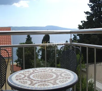 Novi Vinodolski, kvalitetna kuća s 4 apartmana i pogledom na more