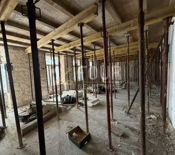 Istra, Pula, 166m2, dvije etaže u roh bau izdanju