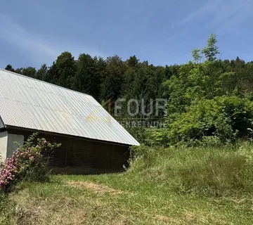 Gorski kotar, Čabar - okolina, kuća i gospodarski objekt, velika okućnica