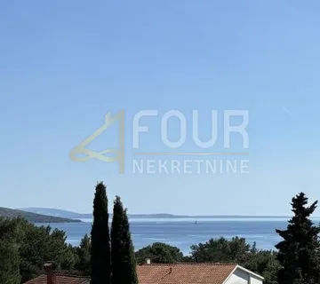 Otok Krk, grad Krk, dvoetažni stan, blizina mora - izuzetna pozicija!