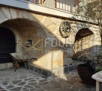Crikveničko zaleđe - Grižane, autohtona kamena kuća s garažom i dvorištem - Grižane, Vinodolska općina