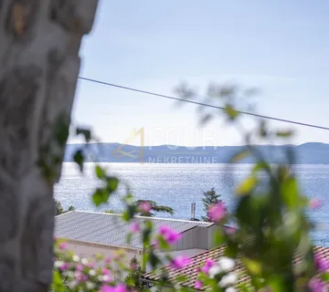 Crikvenica, samostojeća kuća - 4 stana, 50m od mora