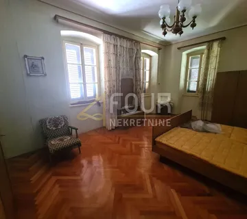 Mali Lošinj - centar, 320m2, kuća s dvorištem, potencijal!