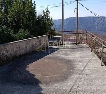 Novi Vinodolski, Grižane, kamena starina s pogledom na more - cover