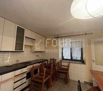 Istra, Buje, kuća s 3 stana, 3 garaže, velika okućnica