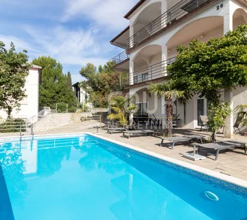 Crikvenica, samostojeća apartmanska kuća s bazenom - cover