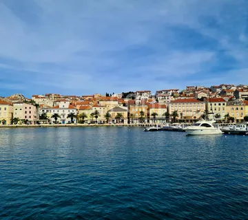 Otok Cres, grad Cres, 152m2 - prostor ugostiteljske namjene