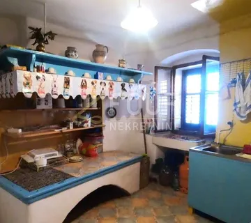 Otok Cres, Cres, stan u staroj jezgri, 44m2, 2s+db, 60m do mora
