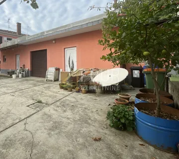 Matulji - centar, zemljište 1.118m2 s dva objekta - cover