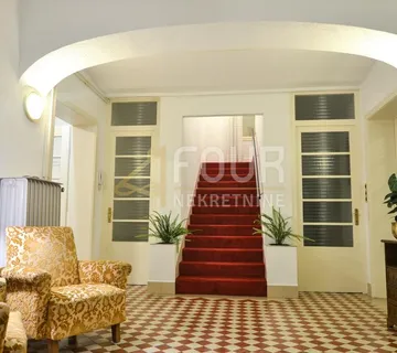 Opatija, Centar, dvoetažni stan u vili s okućnicom, prvi red do mora !