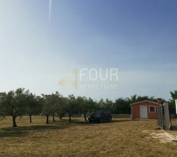 Istra, Barbariga, gospodarska zgrada na parceli 4.768m2 - cover