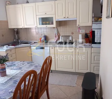 Istra, Pula, kuća s garažom, dodatnim apartmanom i dvorištem