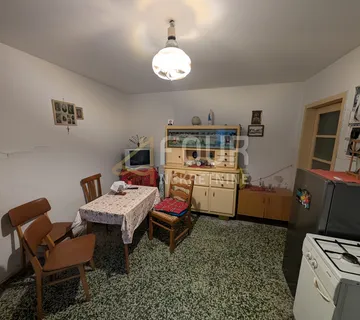 Klana - centar, kuća, pomoćni objekt + garaža