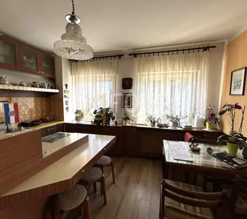 Saršoni, prostrano imanje - kuća s 3 stana, poslovnim prostorom i pomoćnim objektom - cover