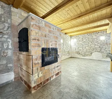 Pula, Monte Zaro, dvije kuće - tri stambene jedinice, 251m2