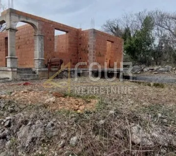 Otok Krk, Dobrinj - okolica, zemljište 416m2 sa započetom gradnjom