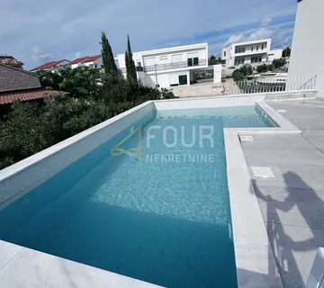 Dalmacija, Vodice, moderna novogradnja s bazenom