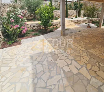 Cres - centar, dvoetažni stan 131.88m2, okućnica 104m2 - cover