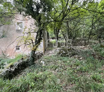 Hreljin, ruševina s okućnicom od 1.617m2 - Hreljin, Bakar
