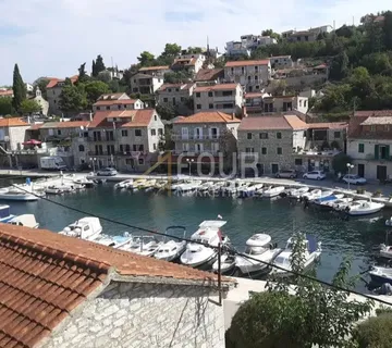 Otok Šolta, kamena starina uz more - Stomorska, Šolta