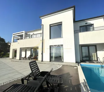 Kastav, Martinkovac, vila s tri stana i bazenom, 400m2 - Rijeka