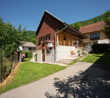 Gorski kotar, okolica Delnica, dvije kuće - Delnice