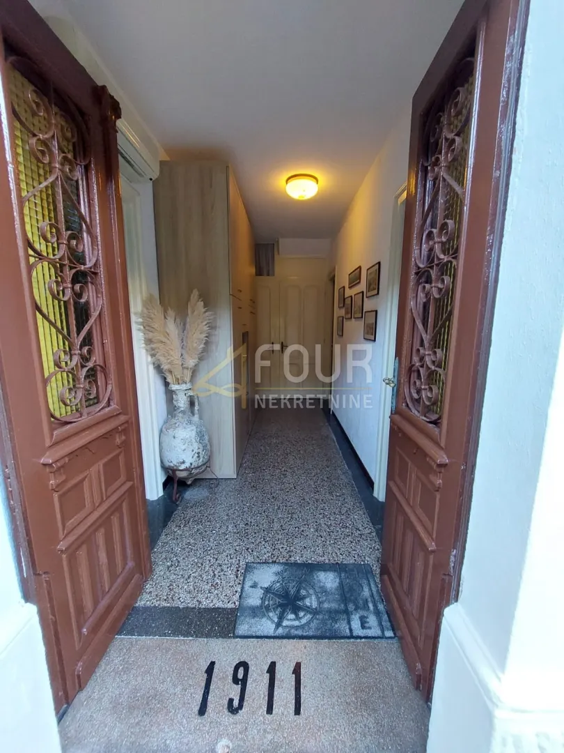 Mali Lošinj, Centar, dvije kamene starine blizu mora - cover