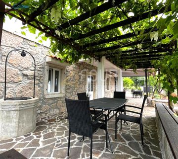 Otok Krk, Malinska, samostojeća kuća s 5 apartmana, 350m2 - cover