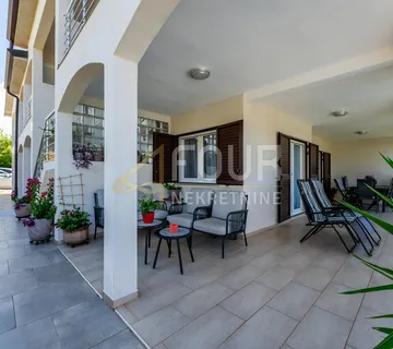 Istra, Nova Vas, samostojeća kuća - 5 stanova, bazen, garaža i okućnica - cover