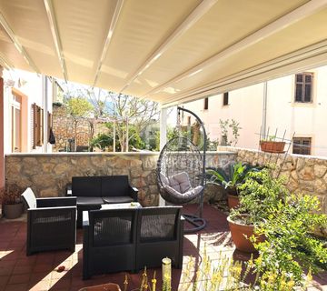 Otok Cres, grad Cres, stan s prostranom okućnicom, 69.39m2, 2s+db, terasa - cover