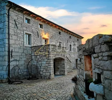 Istra, Tinjan, prekrasno imanje, dvije kamene kuće s bazenom - cover