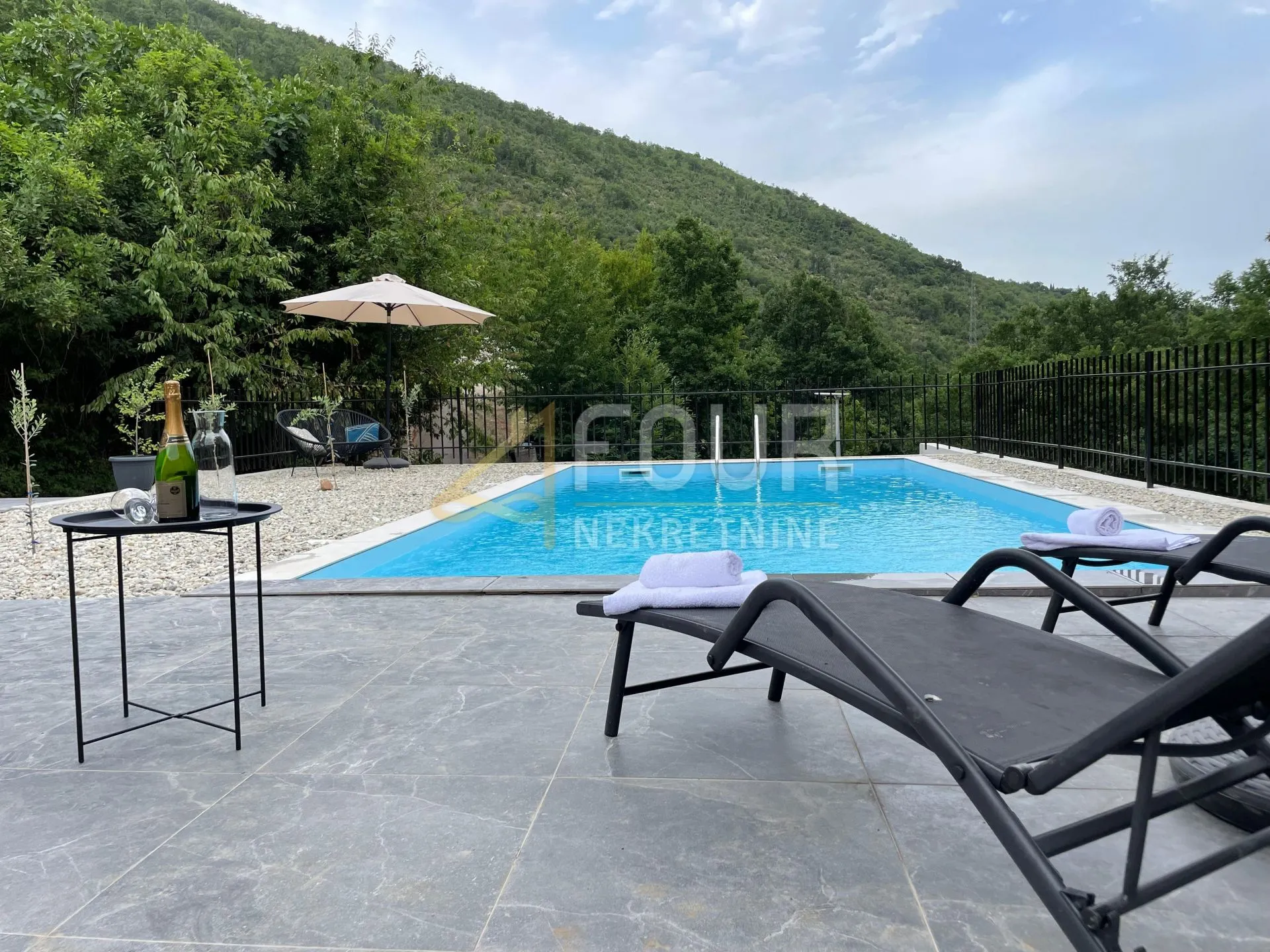 Mošćenička Draga, novogradnja, kuća s bazenom, pogled na more - cover